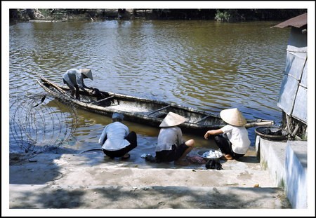 Chú thích của Steve Brown trên Flickr cá nhân của mình về bức ảnh: Những người phụ nữ Việt Nam đang giặt đồ bên một bến sông ở Thủy Phú, một ngôi làng nhỏ nằm dọc theo đường Quốc lộ 1, cách thành phố Huế khoảng 12 dặm về phía Nam. Ảnh chụp cuối năm 1967.